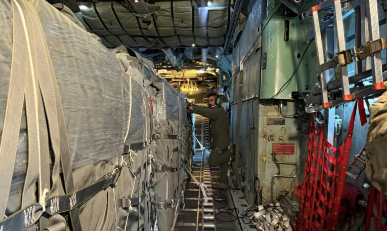 Cargaison d'aide humanitaire destinée à être larguée au-dessus de la bande de Gaza, à bord d'un Hercules C-130, sur la base aérienne de Zarqa, en Jordanie, le 30 juillet 2025. Prise pendant une visite organisée par l'armée jordanienne  ( AFP / Ahmad SHOURA )