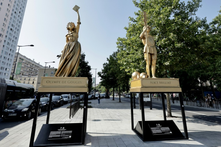 Les statues de l’écrivaine et femme politique Olympe de Gouges et de l’athlète Alice Milliat installées rue de la Chapelle à Paris aux côtés de celles de huit autres femmes françaises pionnières, exposées lors des Jeux olympiques de 2024  ( POOL / STEPHANE DE SAKUTIN )
