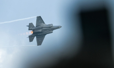 Un F-35, dans le ciel de Singapour, en mars 2026 (illustration) ( AFP / ROSLAN RAHMAN )