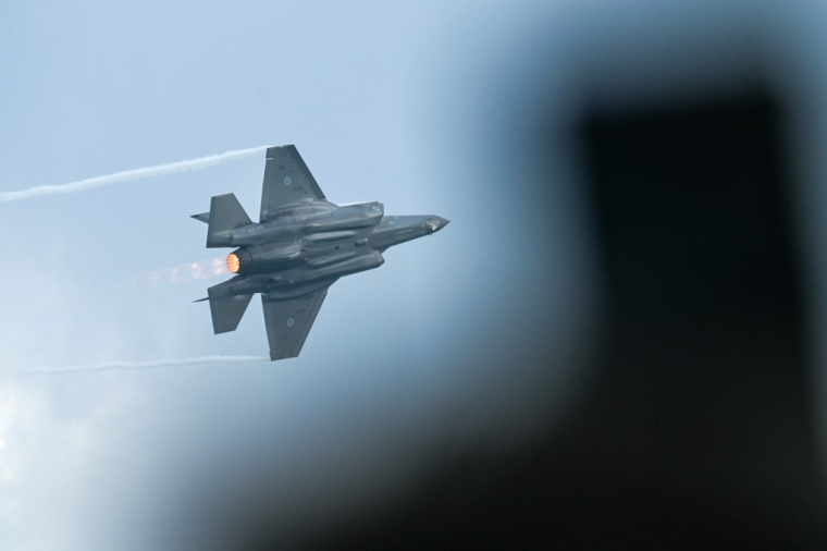 Un F-35, dans le ciel de Singapour, en mars 2026 (illustration) ( AFP / ROSLAN RAHMAN )
