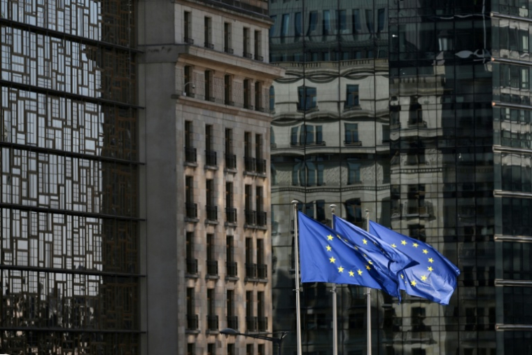 Des drapeaux de l'Union européenne flottent, le 18 mars 2026 à Bruxelles ( AFP / Nicolas TUCAT )
