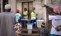 Une responsable de la Commission électorale nationale (CNE) invite les électeurs à reculer au bureau de vote 61-1 à Mansoa (Guinée-Bissau) avant l'ouverture du scrutin, lors des élections présidentielle et législatives en Guinée-Bissau, le 23 novembre 2025 ( AFP / Samba BALDE )