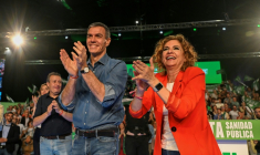 Le Premier ministre espagnol Pedro Sanchez (G) aux côtés de María Jesús Montero, candidate du Parti socialiste espagnol (PSOE) aux élections régionales en Andalousie, le 15 mai 2026 à Séville ( AFP / CRISTINA QUICLER )