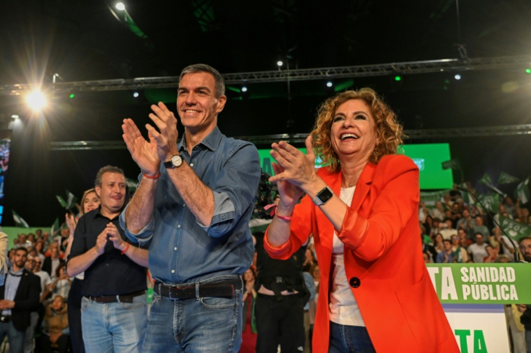 Le Premier ministre espagnol Pedro Sanchez (G) aux côtés de María Jesús Montero, candidate du Parti socialiste espagnol (PSOE) aux élections régionales en Andalousie, le 15 mai 2026 à Séville ( AFP / CRISTINA QUICLER )