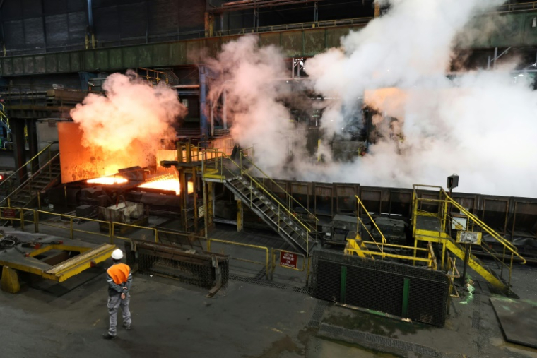 Un laminoir à chaud sur le site sidérurgique ArcelorMittal de Florange dans l'est de la France, le 4 avril 2024 ( AFP / FREDERICK FLORIN )