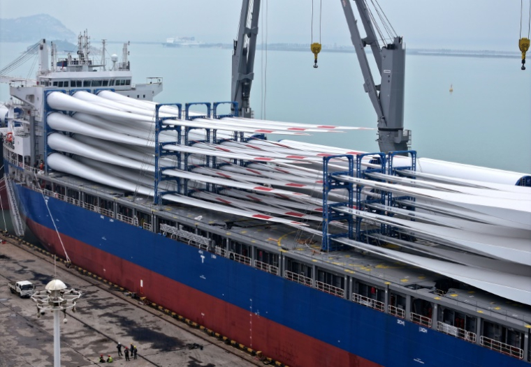 Un navire chargé de pièces d'éoliennes fabriquées par la société Goldwind est visible au port de Lianyungang, dans la province chinoise du Jiangsu, dans l'est du pays, le 13 septembre 2025 ( AFP / - )
