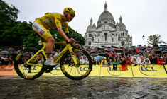 Le Slovène Tadej Pogacar dans la butte Montmartre lors de la dernière étape du Tour de France, à Paris, le 27 juillet 2025 ( AFP / Loic VENANCE )