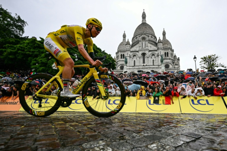 Le Slovène Tadej Pogacar dans la butte Montmartre lors de la dernière étape du Tour de France, à Paris, le 27 juillet 2025 ( AFP / Loic VENANCE )