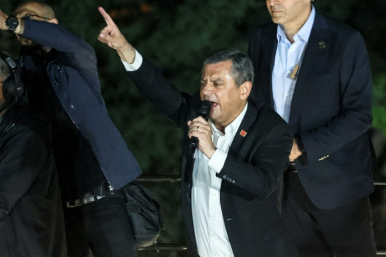 Le chef du Parti républicain du peuple (CHP), Ozgur Ozel, s'adresse à ses partisans lors d'un rassemblement au siège du parti à Ankara, le 22 mai 2026 en Turquie ( AFP / ADEM ALTAN )