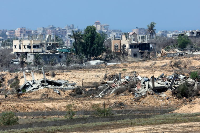 Une photo prise depuis une position à la frontière israélienne avec la bande de Gaza montre des bâtiments détruits dans le territoire palestinien assiégé, le 27 août 2025 ( AFP / Jack GUEZ )