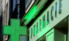 Signaler les sévices, lutter contre le charlatanisme et le dopage... Le très attendu nouveau code de déontologie des pharmaciens, publié jeudi au Journal officiel, s'adapte aux évolutions du métier  ( AFP / Fred TANNEAU )