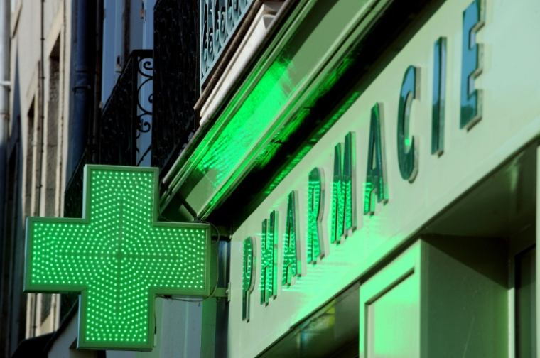 Signaler les sévices, lutter contre le charlatanisme et le dopage... Le très attendu nouveau code de déontologie des pharmaciens, publié jeudi au Journal officiel, s'adapte aux évolutions du métier  ( AFP / Fred TANNEAU )