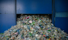 Des bouteilles en plastique dans une usine de recyclage à Corfou, en Grèce, le 15 octobre 2025 ( AFP / Angelos TZORTZINIS )