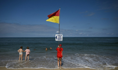 un panneau indiquant les limites de la zone de baignade surveillée sur une plage à Mimizan, dans le sud-ouest de la France, le 31 juillet 2025 ( AFP / Philippe LOPEZ )