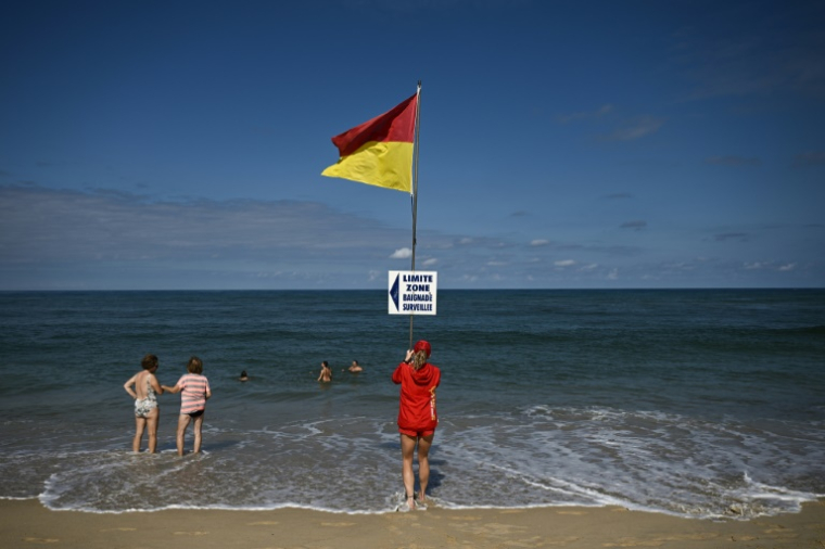 un panneau indiquant les limites de la zone de baignade surveillée sur une plage à Mimizan, dans le sud-ouest de la France, le 31 juillet 2025 ( AFP / Philippe LOPEZ )