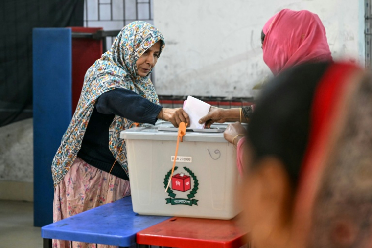 Une électrice (g) vote  à Dacca, lors des élections législatives au Bangladesh, le 12 février 2026 ( AFP / Sajjad HUSSAIN )
