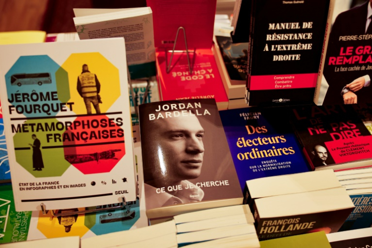Au centre, le premier livre du président du parti d'extrême droite français Rassemblement National (RN) Jordan Bardella "Ce que je cherche" à Paris, le 9 novembre 2024 ( AFP / Gregoire CAMPIONE )