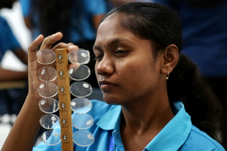 Une technicienne suit une formation en optique à la clinique ophtalmologique de l'ONG GoodVision le 7 mai 2026, à Bhubaneswar, en Inde ( AFP / Niharika KULKARNI )