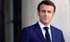 Le président français Emmanuel Macron attend l'arrivée du chancelier allemand Olaf Scholz pour une réunion au palais de l'Élysée à Paris