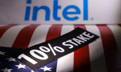 Le drapeau américain, le logo d'Intel et les mots "participation de 10%" sont visibles sur cette illustration