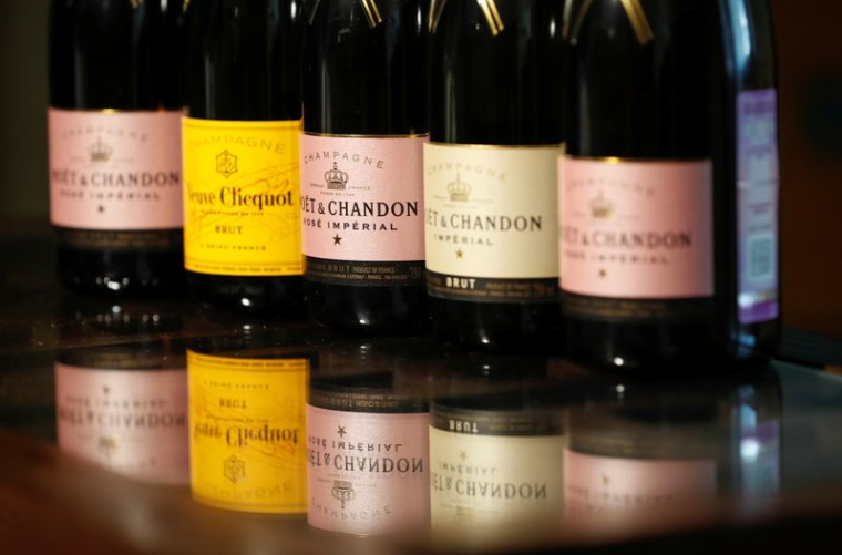 PARIS ET MOSCOU S'ENTENDENT POUR DISCUTER DE LEUR DIFFÉREND SUR LE CHAMPAGNE