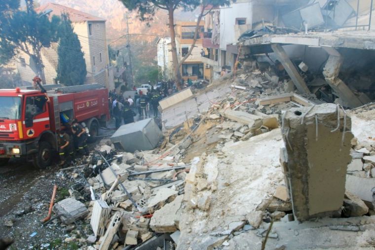 Les secours sur le site d'une attaque aérienne israélienne dans le sud du village libanais de Jbaa, au Liban, le 4 décembre 2025 ( AFP / Mahmoud ZAYYAT )