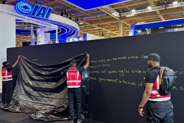 Le stand d'un industriel israélien au salon du Bourget, le 16 juin 2025. ( AFP / MATHIEU RABECHAULT )
