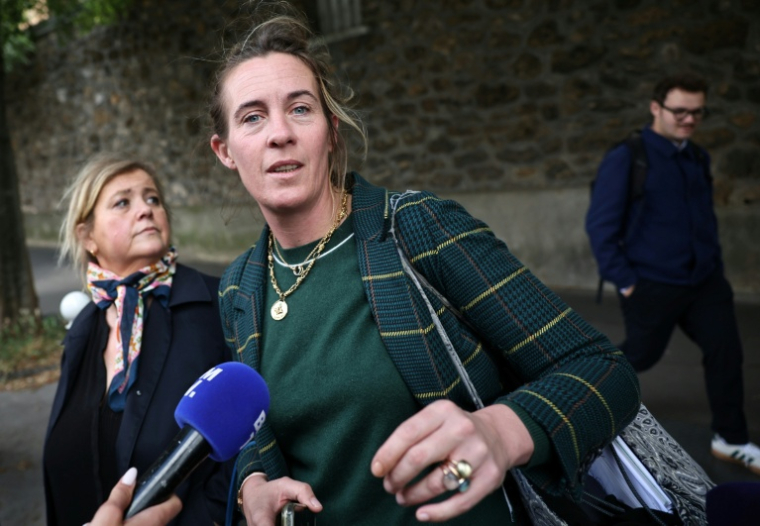 Les avocates de Patrick Bruel, Céline Lasek (G) et Fanny Colin (C), le 9 juin 2026 à Paris ( AFP / SIMON WOHLFAHRT )