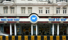L'entrée de la Parsi Dairy Farm, vieille de 110 ans, qui a rouvert ses portes à Bombay après avoir été fermée par l'Autorité de sécurité alimentaire du Maharashtra pour non-respect des normes de sécurité alimentaire, le 1er août 2026 en Inde ( AFP / Indranil Mukherjee )