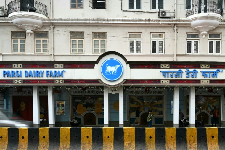 L'entrée de la Parsi Dairy Farm, vieille de 110 ans, qui a rouvert ses portes à Bombay après avoir été fermée par l'Autorité de sécurité alimentaire du Maharashtra pour non-respect des normes de sécurité alimentaire, le 1er août 2026 en Inde ( AFP / Indranil Mukherjee )