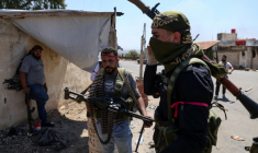 Des combattants de tribus bédouines se rassemblent dans le village d'al-Mazraa, dans le gouvernorat de Soueida, adans le sud de la Syrie, sur fond d'affrontements avec des hommes armés druzes, le 18 juillet 2025 ( AFP / Bakr ALKASEM )
