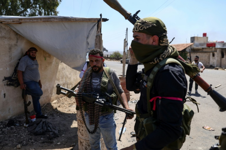 Des combattants de tribus bédouines se rassemblent dans le village d'al-Mazraa, dans le gouvernorat de Soueida, adans le sud de la Syrie, sur fond d'affrontements avec des hommes armés druzes, le 18 juillet 2025 ( AFP / Bakr ALKASEM )