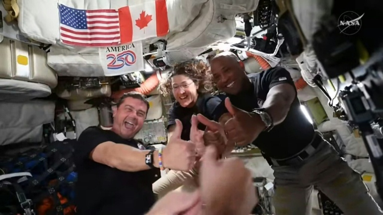 Image tirée d'une diffusion en direct de la Nasa montrant les membres d'équipage de la mission Artémis 2 Reid Wiseman, Christina Koch, Victor Glover et Jeremy Hansen  lèvent le pouce à bord du vaisseau Orion, le 6 avril 2026 ( NASA / Handout )