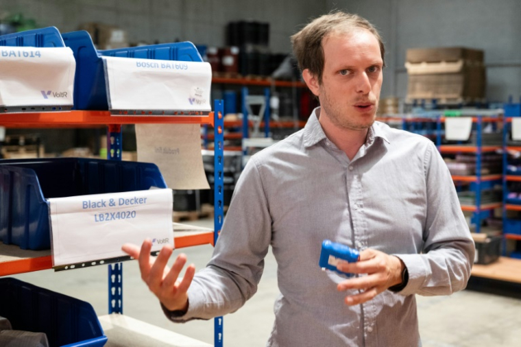 Alban Régnier, cofondateur et président de VoltR, s'adresse aux journalistes lors d'une visite à l'usine VoltR à Verrières-en-Anjou, le 10 juin 2025 en Maine-et-Loire ( AFP / Sebastien Salom-Gomis )