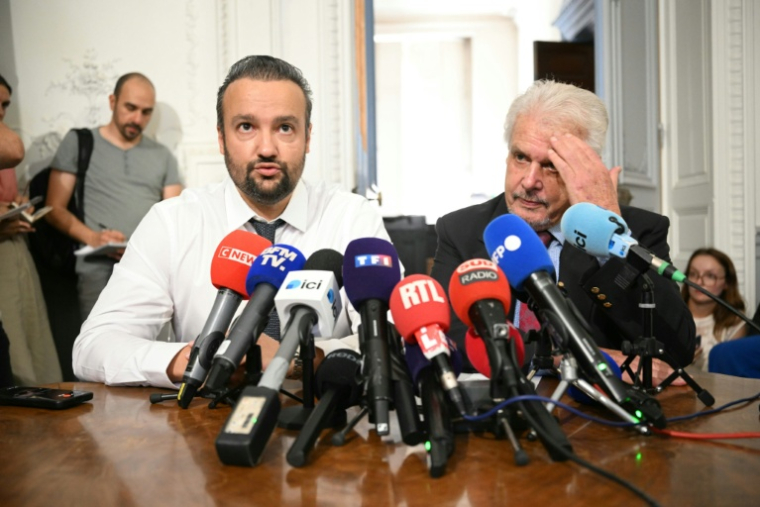 Pierre Debuisson (g) et Guy Debuisson, les nouveaux avocats de Cédric Jubillar, s'adressent aux médias, après que Jubillar a avoué le meurtre de son épouse,le 6 juillet 2026 à Toulouse ( AFP / Lionel BONAVENTURE )
