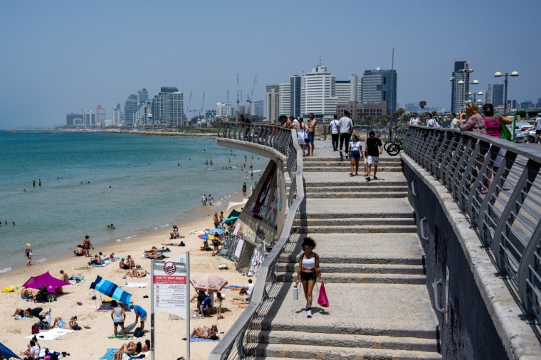 8. Des baigneurs à la plage de Tel Aviv (Israël) le 17 juin 2023. ( AFP / JEWEL SAMAD )