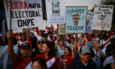 Des partisans du candidat ultraconservateur Rafael Lopez Aliaga participent à une manifestation pour dénoncer une supposée "fraude" lors de l'élection présidentielle, le 19 avril 2026 à Lima, au Pérou ( AFP / ERNESTO BENAVIDES )