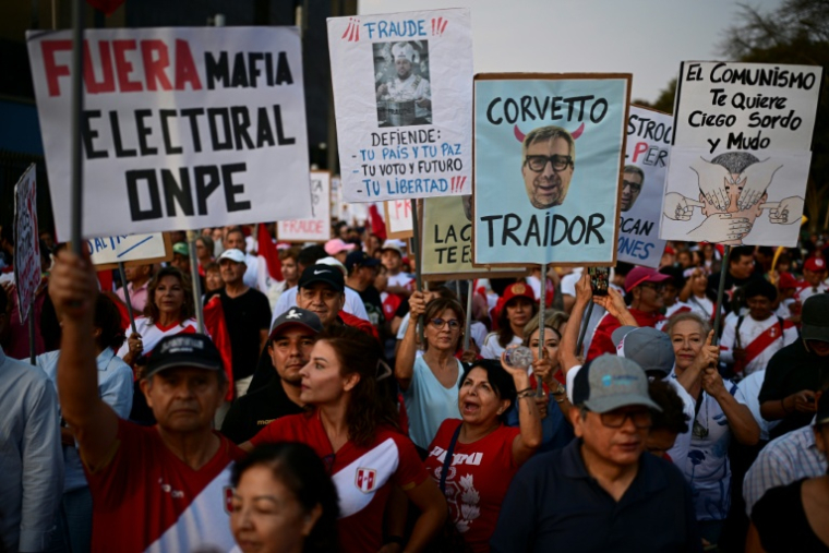 Des partisans du candidat ultraconservateur Rafael Lopez Aliaga participent à une manifestation pour dénoncer une supposée "fraude" lors de l'élection présidentielle, le 19 avril 2026 à Lima, au Pérou ( AFP / ERNESTO BENAVIDES )