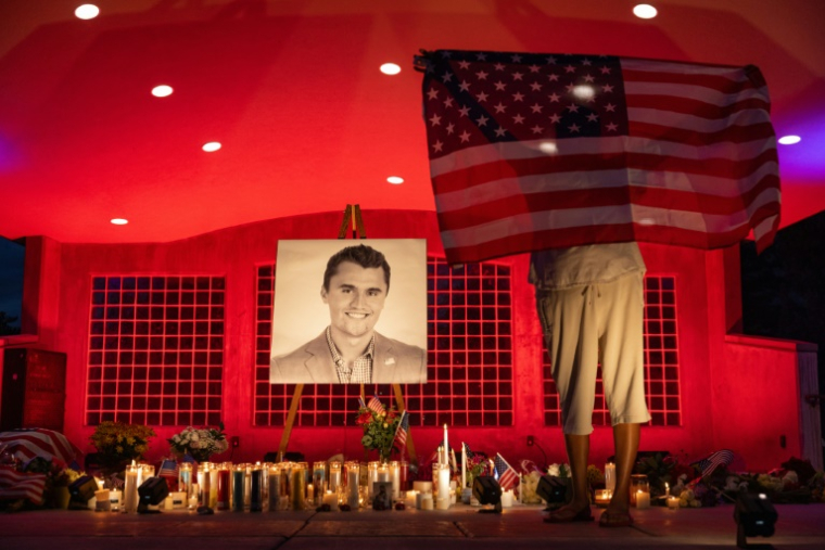 Des personnes rendent hommage lors d'une veillée à l'influenceur conservateur Charlie Kirk dans un mémorial improvisé à Orem, dans l'Utah, le 11 septembre 2025 ( AFP / Melissa MAJCHRZAK )