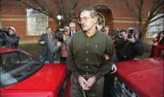 L'ex-agent de la CIA Aldrich Ames quitte le tribunal d'Alexandria, aux Etats-Unis, après son inculpation pour espionnage le 22 février 1994 ( AFP / LUKE FRAZZA )