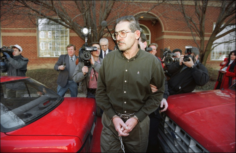 L'ex-agent de la CIA Aldrich Ames quitte le tribunal d'Alexandria, aux Etats-Unis, après son inculpation pour espionnage le 22 février 1994 ( AFP / LUKE FRAZZA )