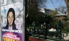 Une affiche de campagne de Sophia Chikirou, candidate LFI à la mairie de Paris, dans le centre de Paris le 19 mars 2026 ( AFP / Charlotte SIEMON )