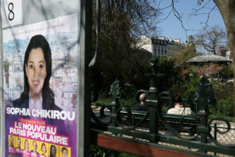 Une affiche de campagne de Sophia Chikirou, candidate LFI à la mairie de Paris, dans le centre de Paris le 19 mars 2026 ( AFP / Charlotte SIEMON )
