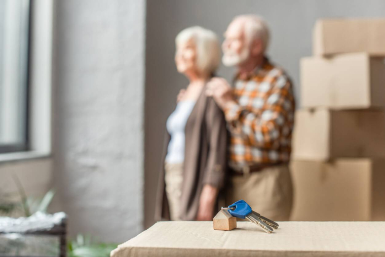Retraite et logement social : peut-on rester dans son HLM une fois à la retraite ? / iStock.com - LightFieldStudios