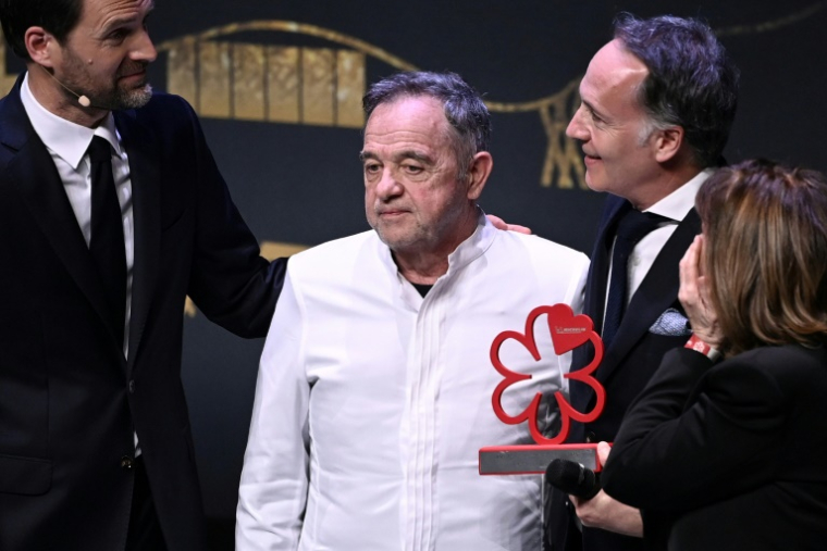 Bernard Pacaud, au centre, reçoit le prix du Chef mentor 2025 décerné par le guide Michelin, le 31 mars 2025, à Metz ( AFP / Jean-Christophe VERHAEGEN )