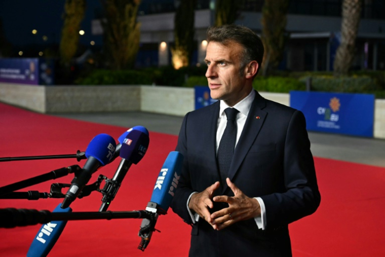 Emmanuel Macron à son arrivée à Ayia Napa, à Chypre, le 23 avril 2026 ( AFP / NICOLAS TUCAT )