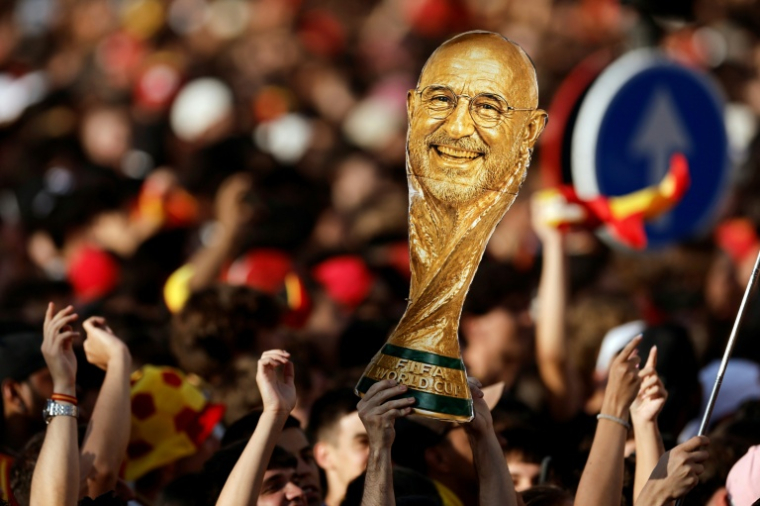 Réplique du trophée de la Coupe du monde à l'effigie du sélectionneur espagnol Luis de la Fuente, place de la fontaine de Cibeles à Madrid où les champions du monde sont attendus, le 20 juillet 2026 ( AFP / Oscar DEL POZO )