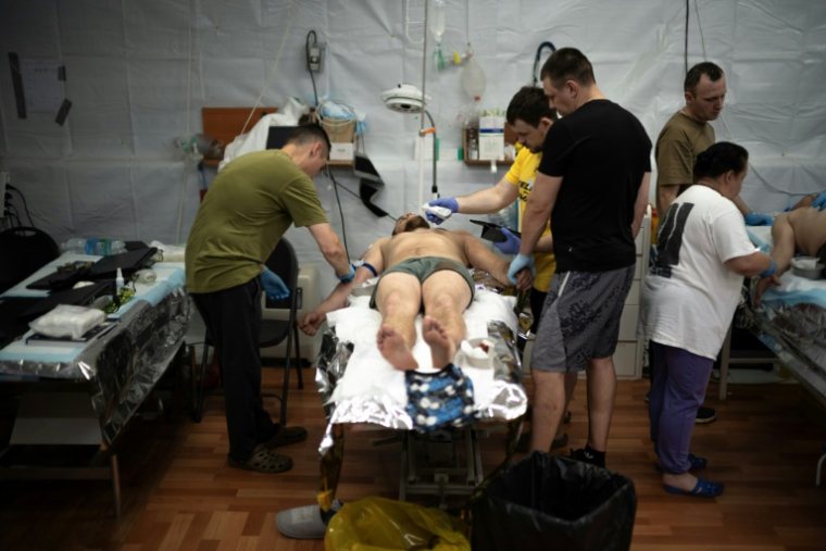 Un soldat ukrainien blessé soigné près de Pokrovsk, dans l'est de l'Ukraine, le 7 juin 2025 ( AFP / Florent VERGNES )