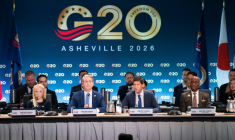 Le secrétaire américain au Trésor, Scott Bessent (2e g), et le président de la Réserve fédérale américaine, Kevin Warsh (2e d), lors de la réunion des ministres des Finances et des gouverneurs de banques centrales du G20 à Asheville, en Caroline du Nord, le 31 août 2026 ( AFP / Allison Joyce )