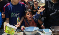 Distribution de nourriture dans le camp de réfugiés de Nousseirat, dans le centre de la bande de Gaza, le 5 mai 2025 ( AFP / Eyad BABA )